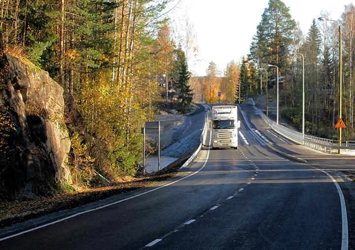 Rekka-auto ajaa maantiellä.