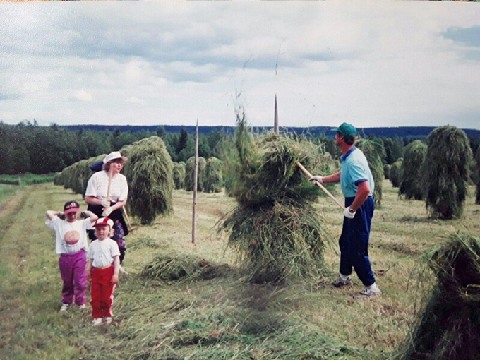 Kuvituskuva: Koko perhe heinänteossa 80-90 -luvun taitteessa.