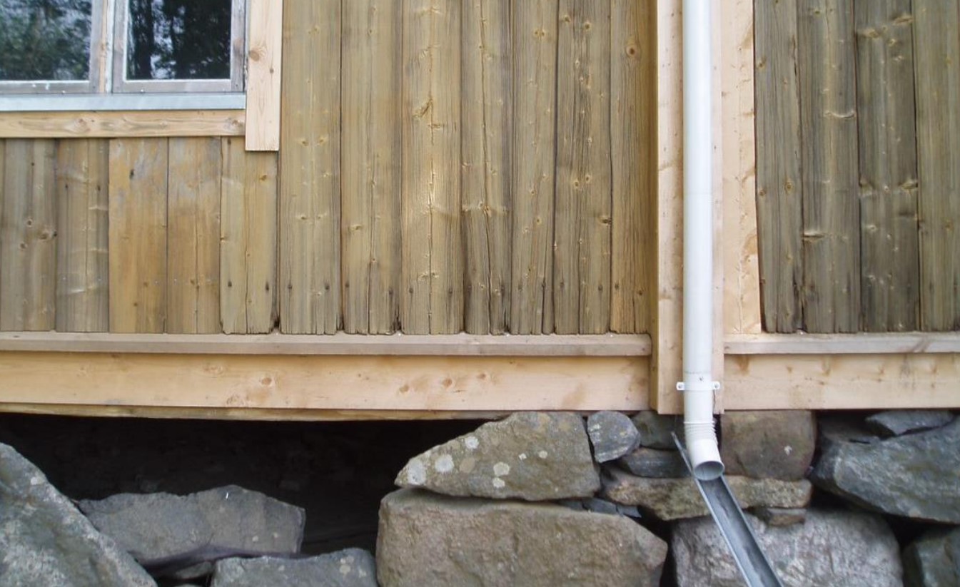 Rakennuksen korjaus ja ränni.