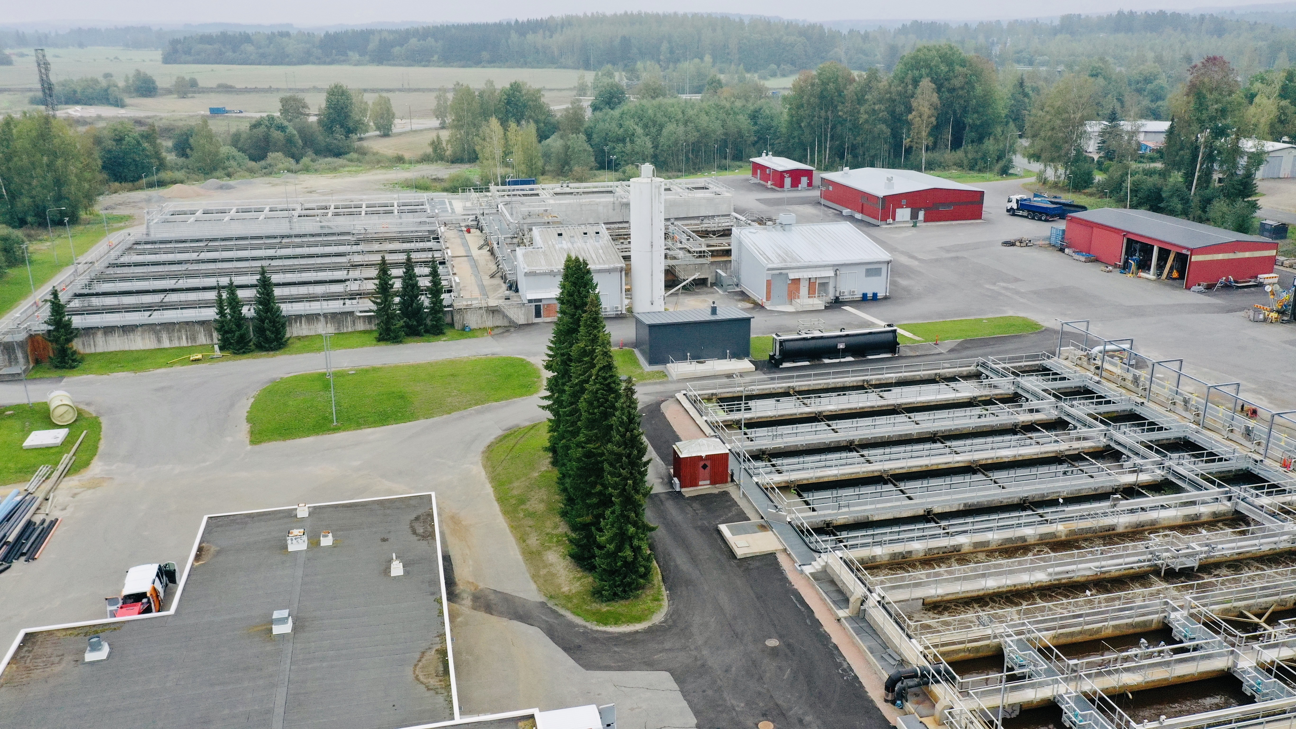 HS-Vesi on Hämeenlinnan, Hattulan ja Akaan alueilla toimiva vesihuoltoyhtiö, joka huolehtii sekä talousveden hankinnasta ja jakelusta että jätevesien poisjohtamisesta ja puhdistamisesta. Kuvassa oleva Paroisten jätevedenpuhdistamo on HS-Veden suurin puhdistamo.