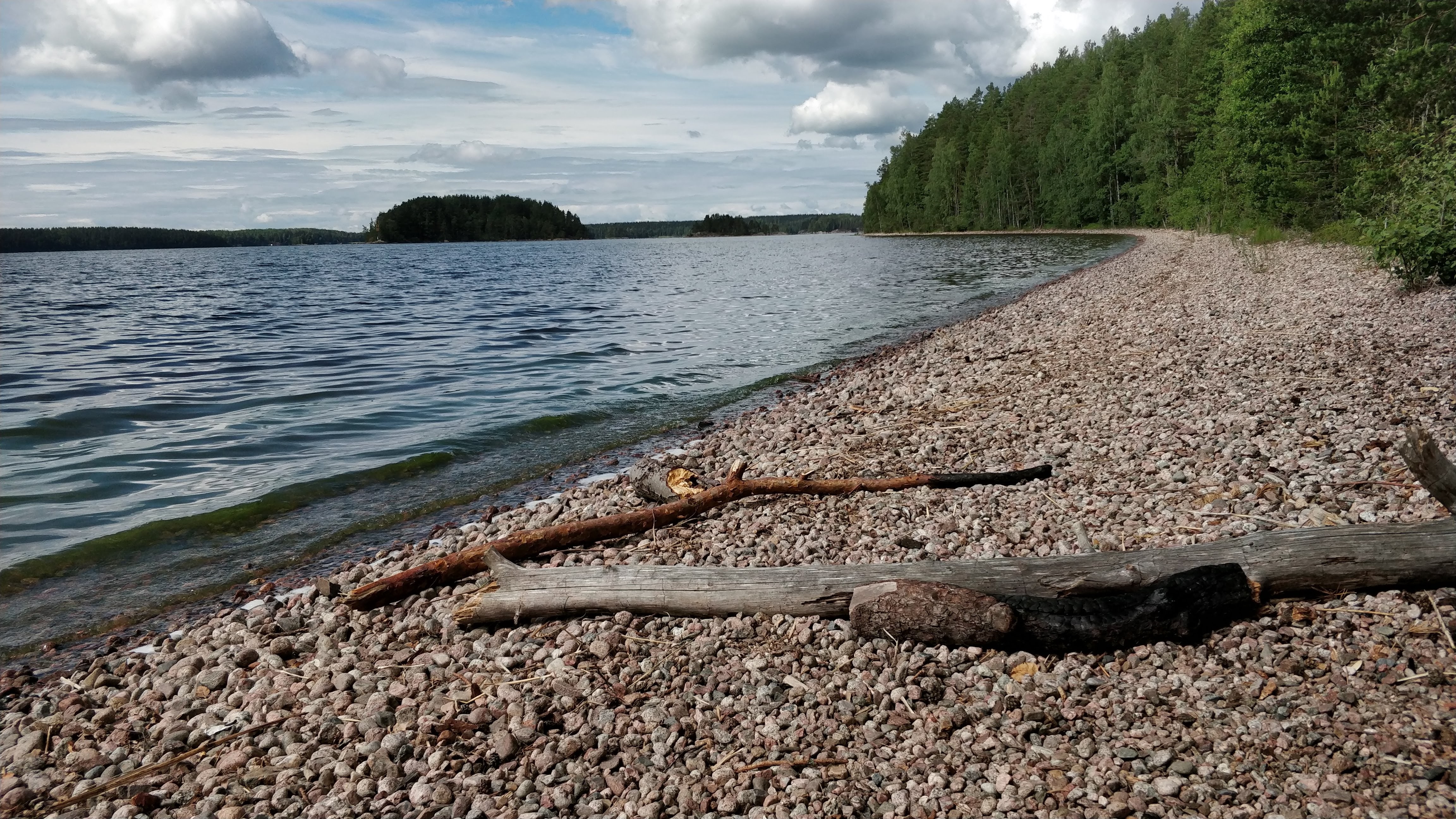 Kivistä Saimaan rantaa.