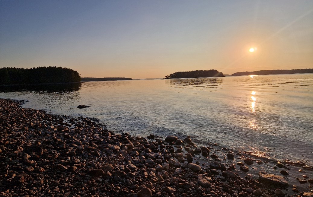 Auringonlasku järvellä. Kuva: Tapio Tuukkanen.