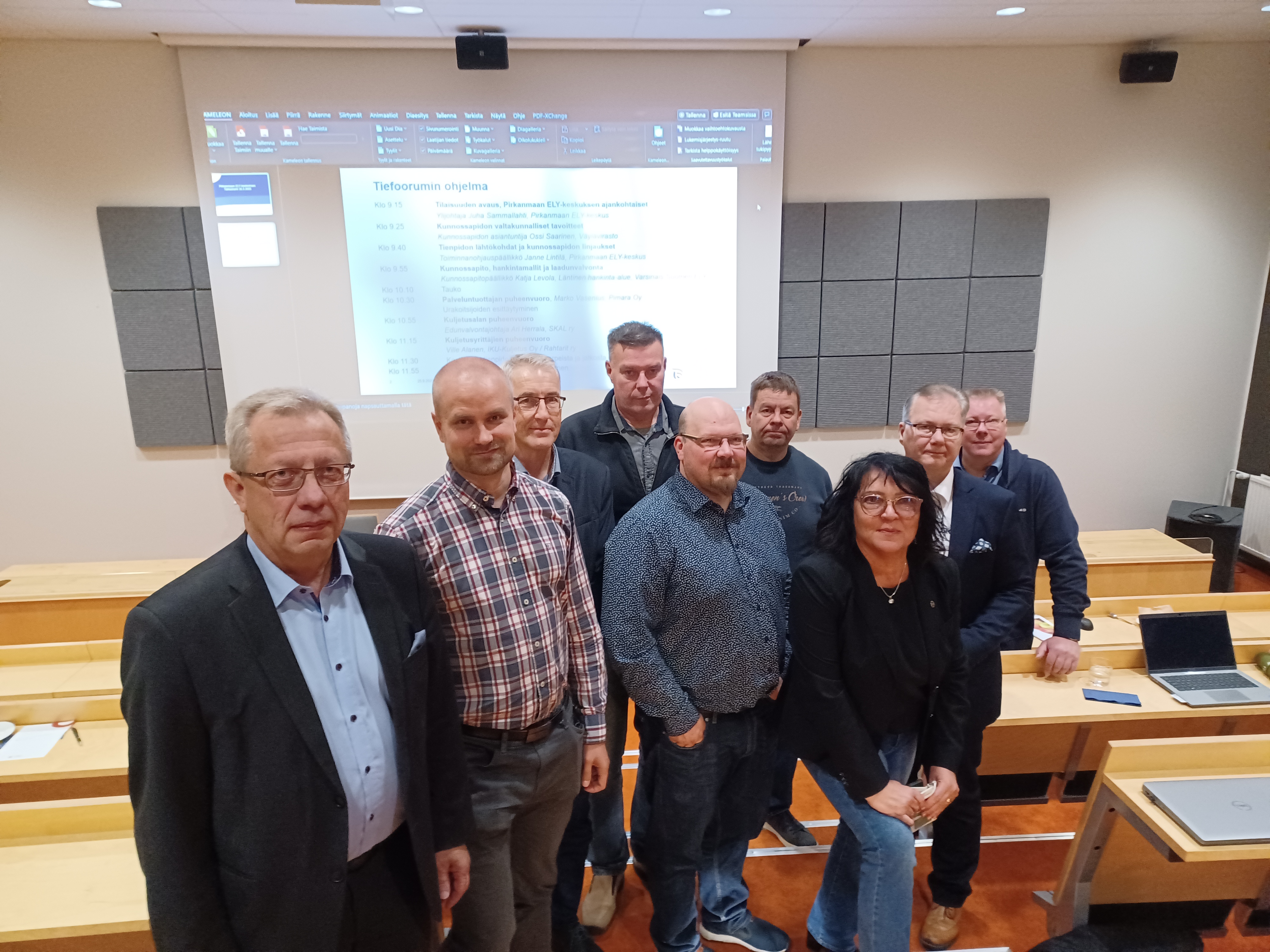 Pirkamaan Tiefoorumin osallistujia vasemmalta alkaen: Juha Sammallahti Pirkanmaan ELY-keskus, Jaakko Mattila Väylävirasto, Tommi Merta Pirkanmaan ELY-keskus, Tero Moukola kuljetusyrittäjä Antero Mansoniemi, Tampereen seudun kuljetusyrittäjät ry, SKAL ry, Jarkko Tuominen Kuljetusliike Juhani Tuominen Oy, Pia Vuori Sisä-Suomen Kuljetusyrittäjät ry, SKAL ry, Ari Herrala SKAL ry, Tomi Alho Pirkanmaan ELY-keskus. Kuva: Janne Lintilä, Pirkanmaan ELY-keskus