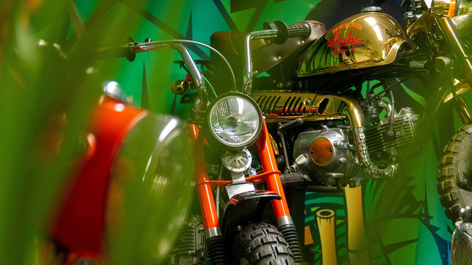 Apinoissa on eroja. Mobilian uutuusnäyttely esittelee kaikki Suomessa tavatut Honda Monkey -tyypit. Kuva: Anniina Salminen / Mobilia