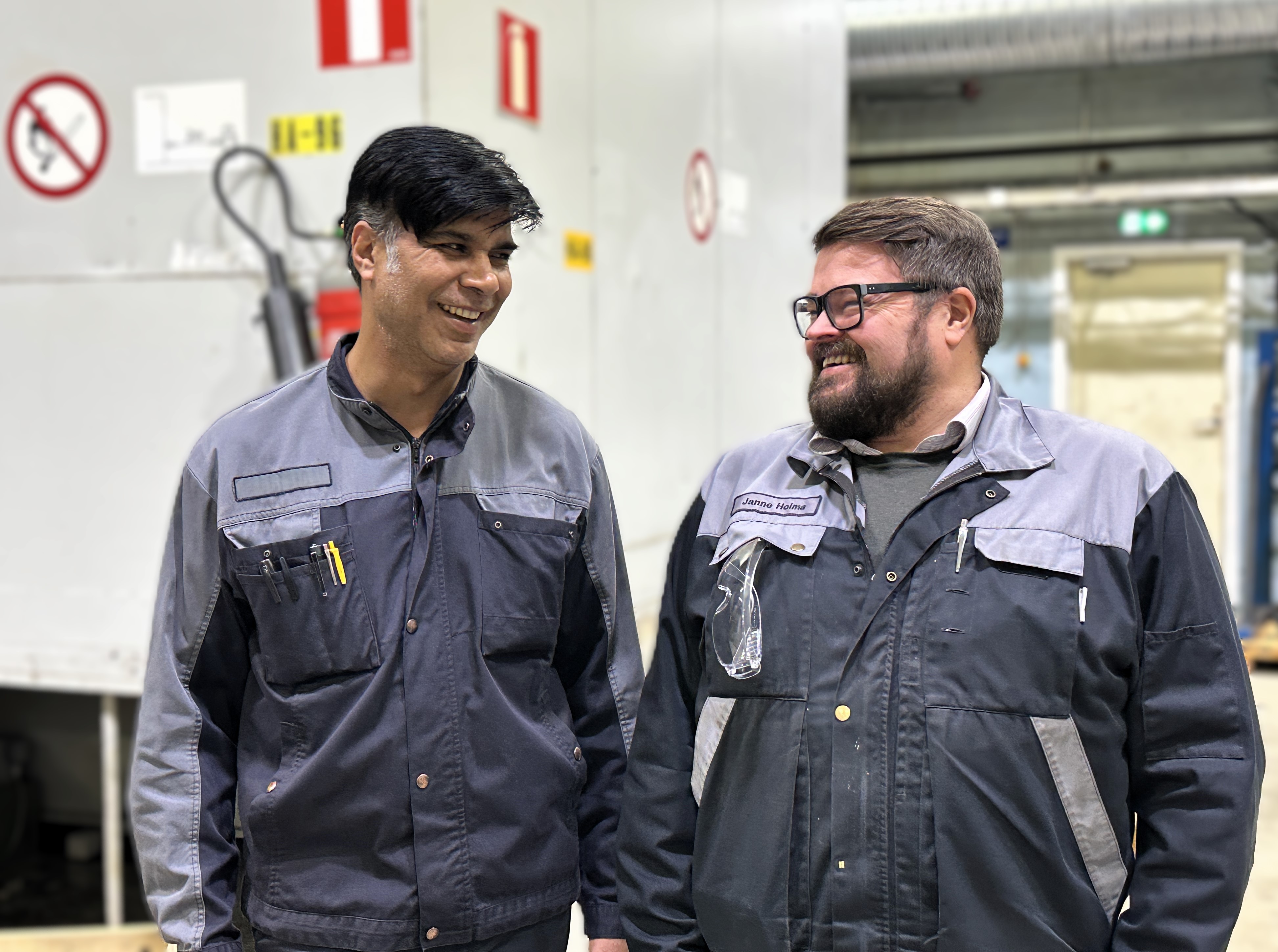Toimitusjohtaja Holman ja CNC-koneistaja Nilesin ”uniformut” eivät eroa juurikaan toisistaan – Matalat hierarkiat ovat suomalaisen työelämän kilpailutekijä globaaleilla osaajamarkkinoilla.