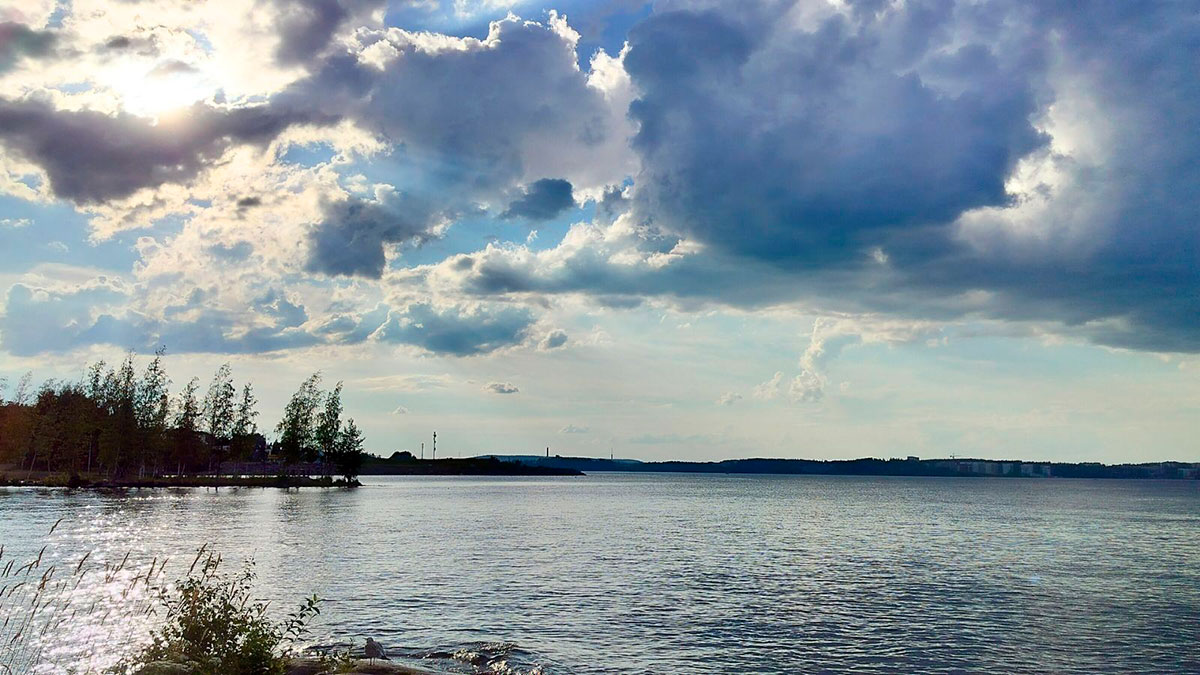 Näsijärvi Onkiniemen rannasta päin.