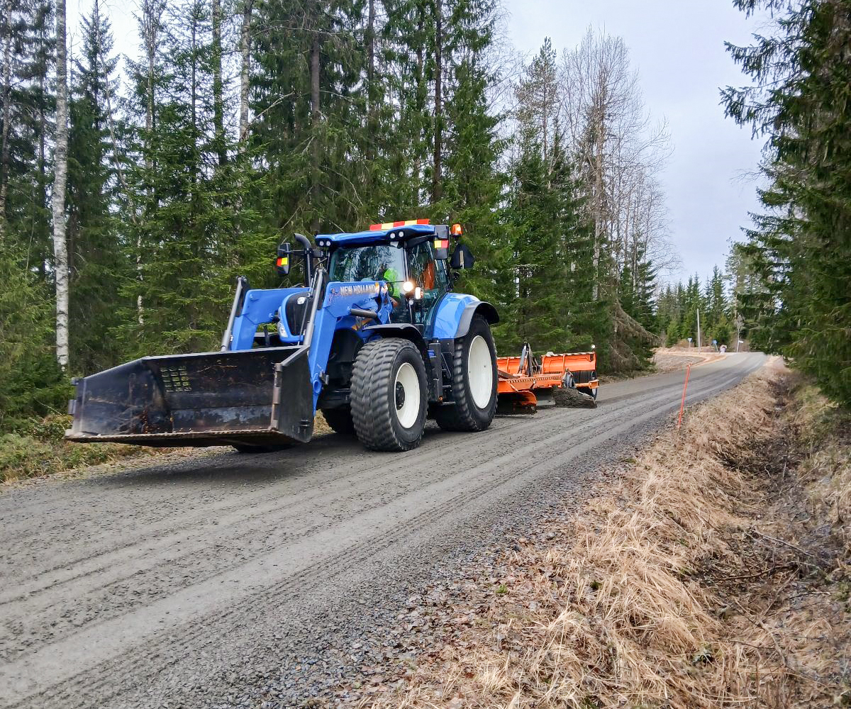 Soratietä muokkaava traktori.