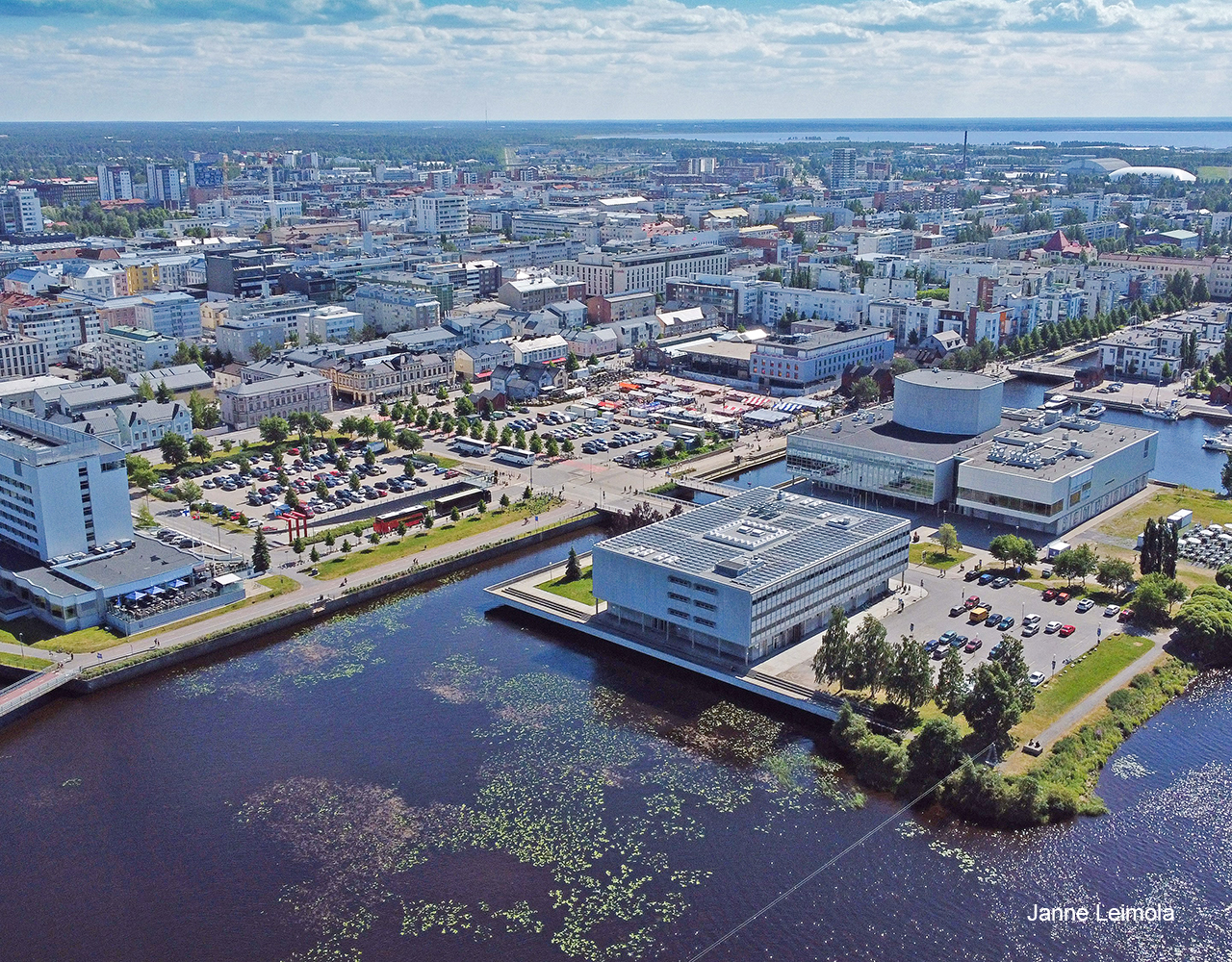 Kesäinen ilmakuva Oulusta meren suunnalta, etualalla kirjasto, teatteri ja tori.