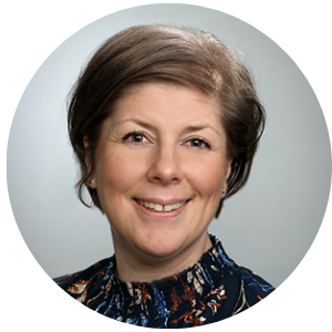 Nainen hymyilee