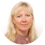 Nainen hymyilee