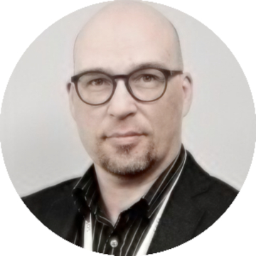 Kuvan henkilö hymyilee