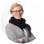 Nainen hymyilee