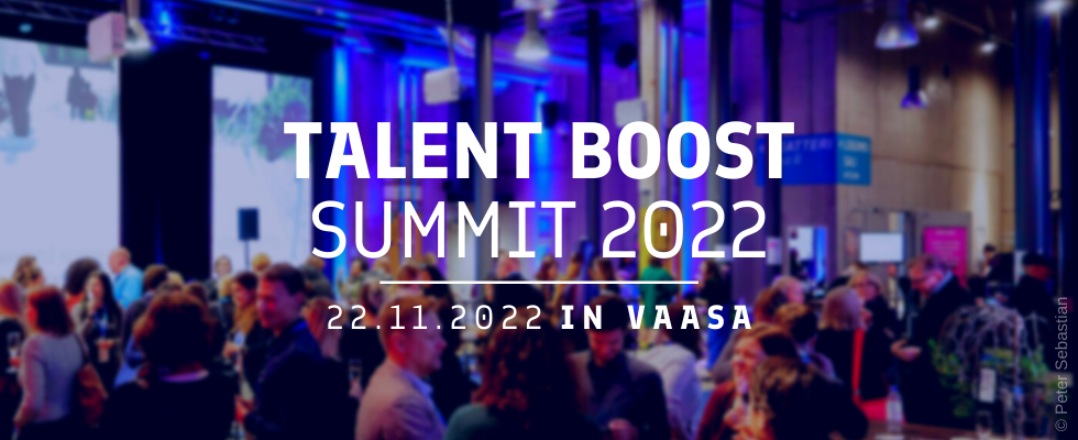 Paljon ihmisiä keskustelemassa isossa aulassa. Talent Boost Summit 2022.