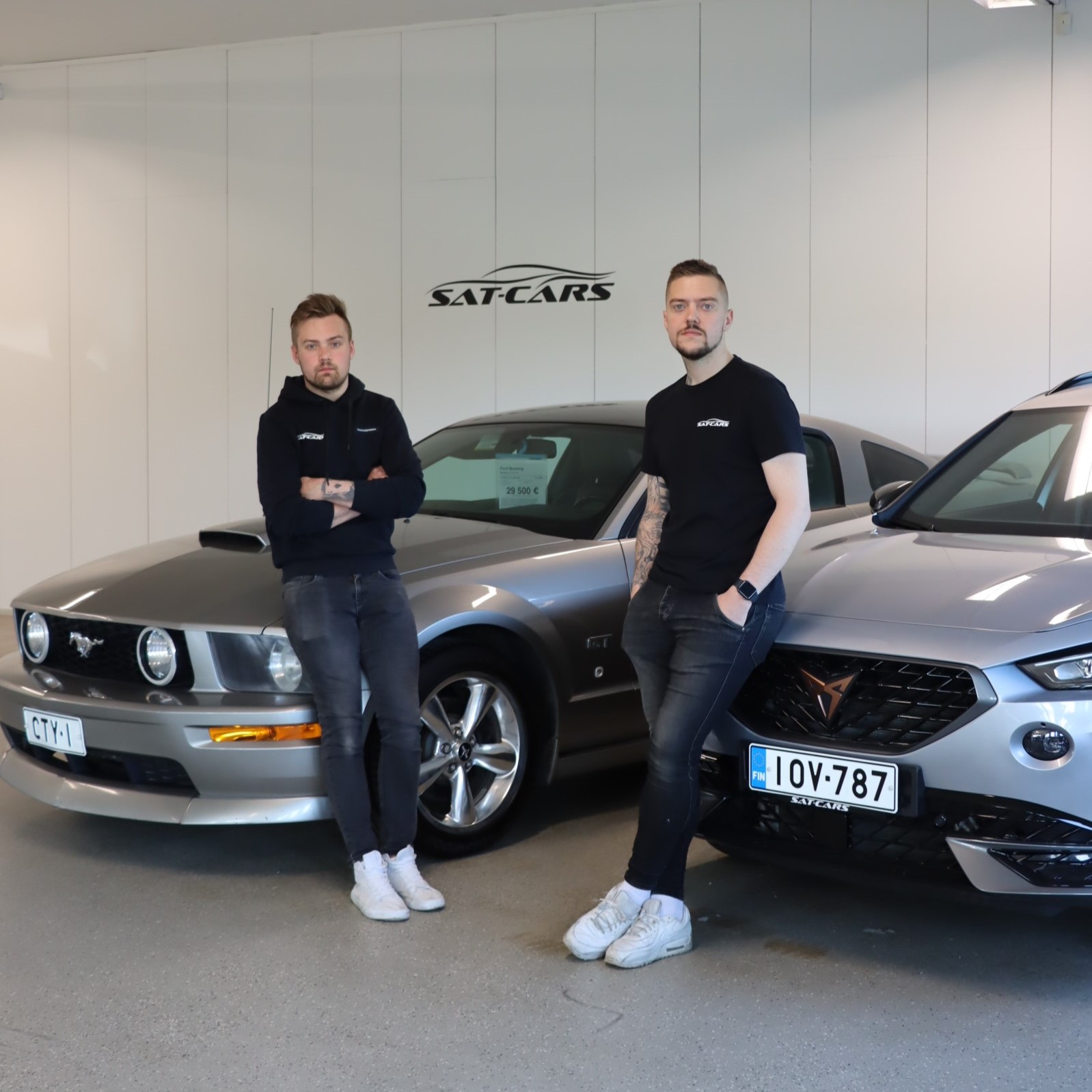 Niklas Mäki-Paavola ja Valtteri Ristimäki SAT Cars Oy:n sisätiloissa.