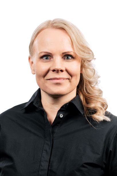 Naamakuva henkilöstä Marja-Elina Kivisaari