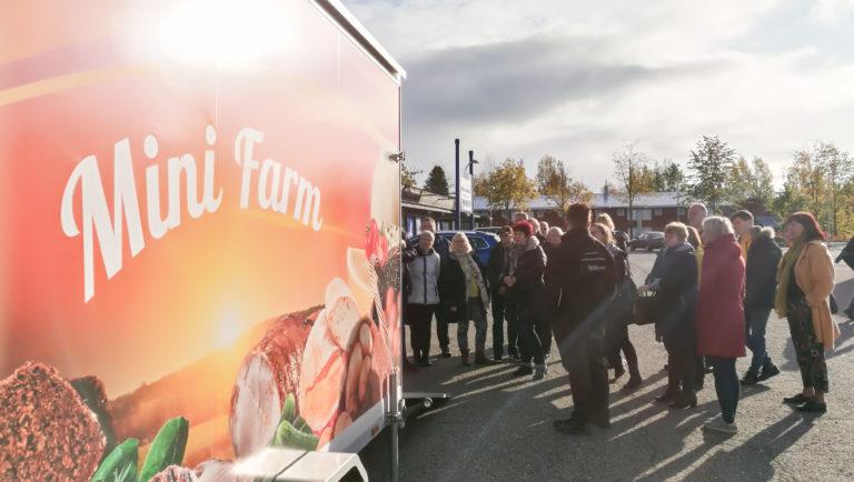 Ihmiset jonottavat myyntipisteelle. 