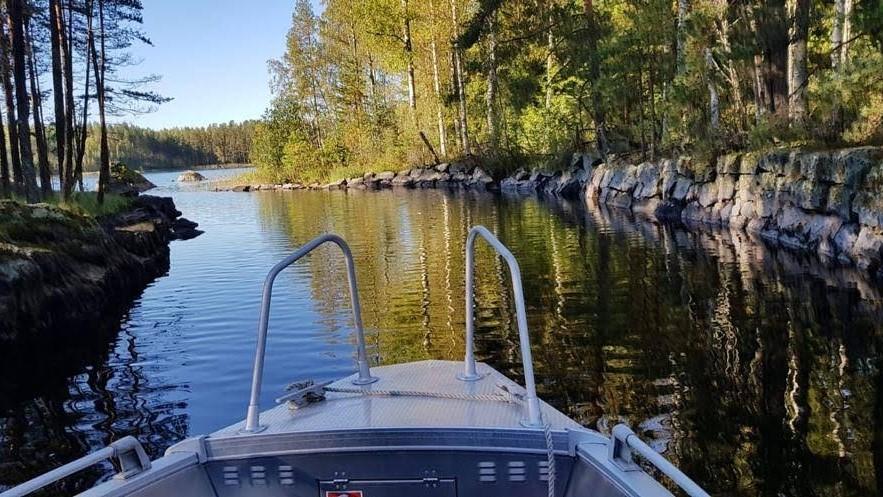 Kuva kanavalta, jossa näkyy veneen keulan läpi järvimaisema