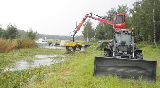  Niitettyä ruovikkoa siirretään juontokouralla.