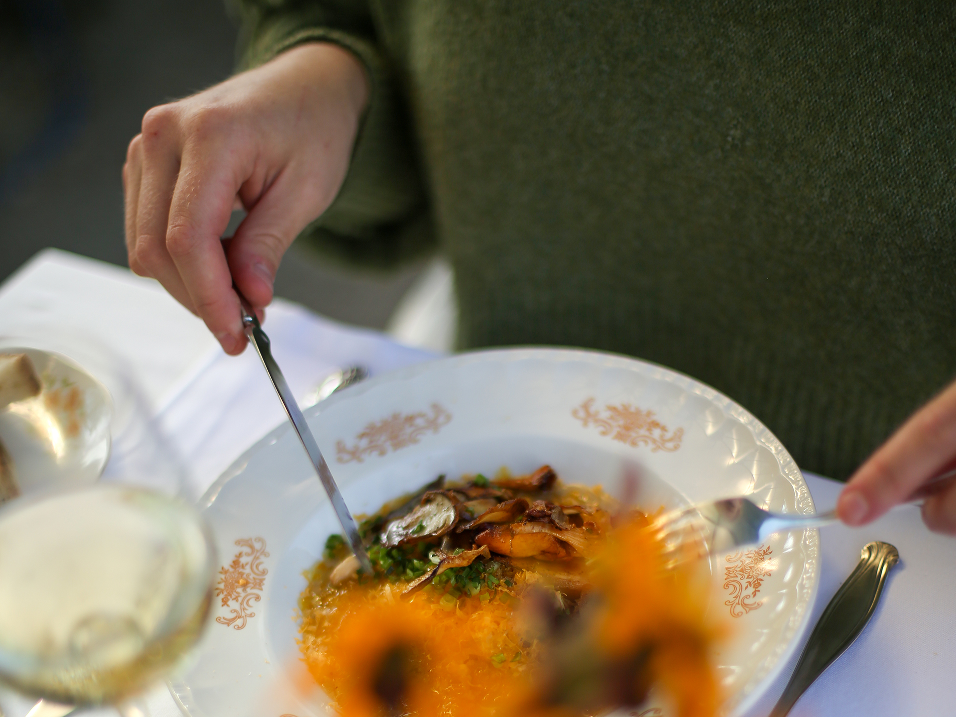 Lähikuva ravintola-annoksesta, jota asiakas syö. 