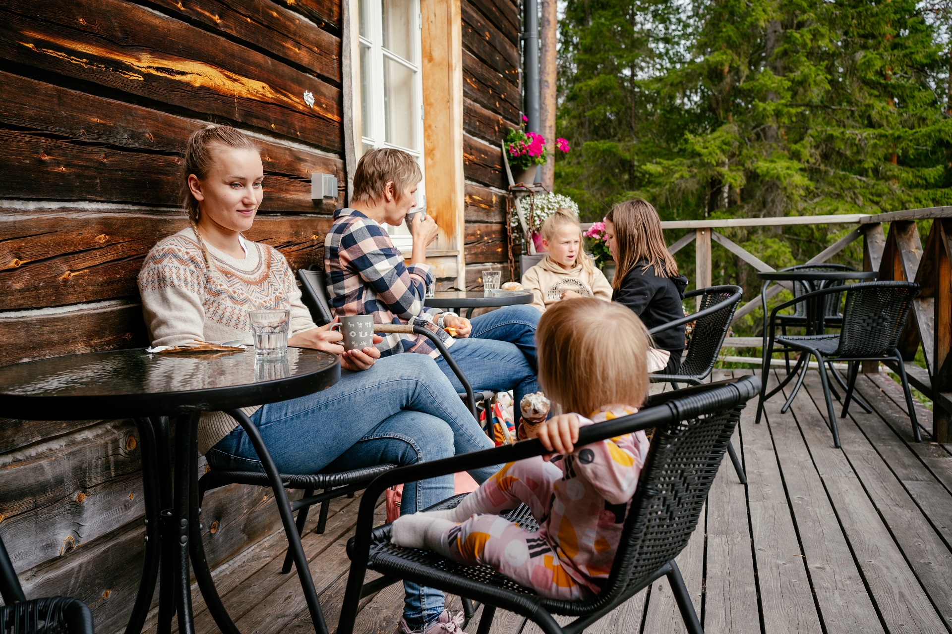 Yläkemijoen alue sopii niin päiväretkeilyyn kuin pidemmän ajan lomailuun. Perhe istuu kahvilan terassilla. 