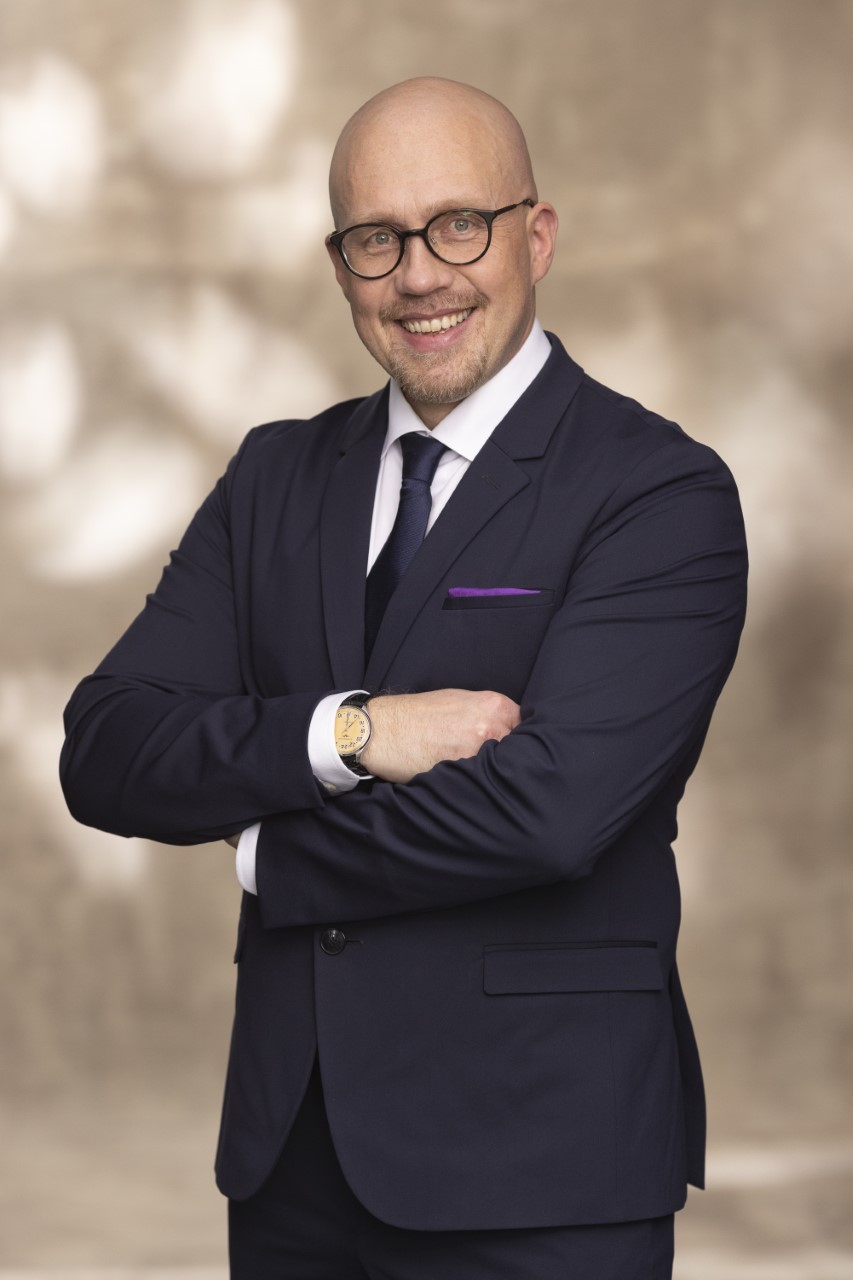 Mika Lemettinen pystykuvassa.
