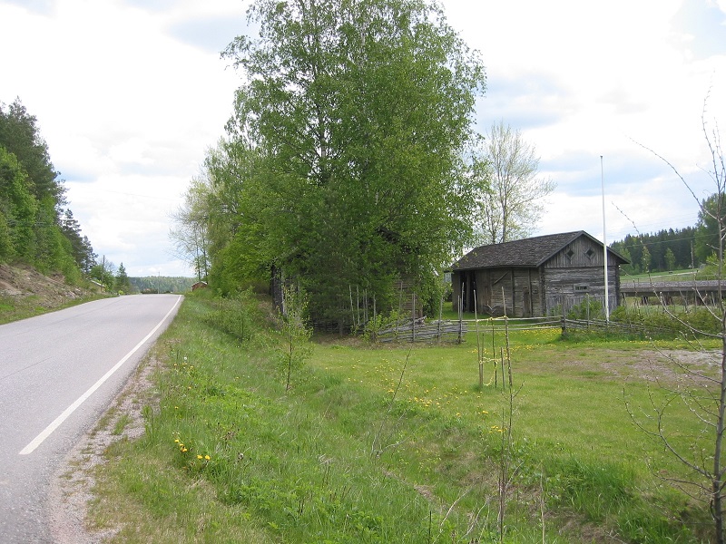 Tien varrella mökki.