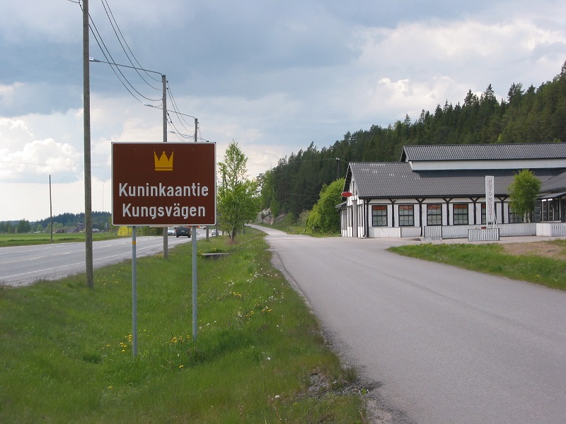 Kuninkaantien kyltti tien varrella.