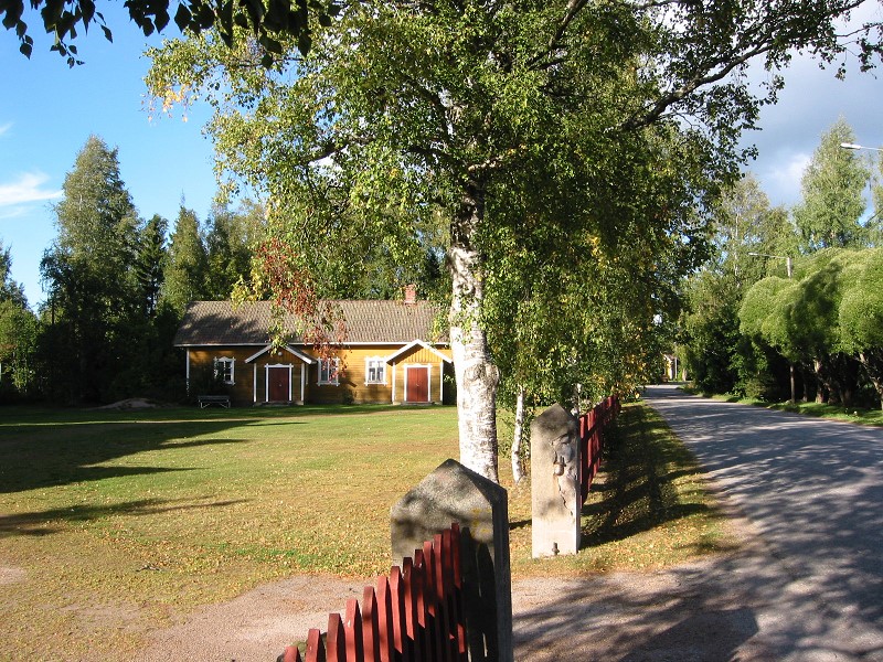 Keltainen talo tien varrella.