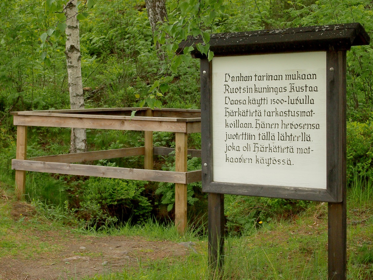 Kuninkaan lähteen infotaulu.