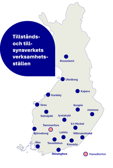 Karta över Finland med markerade verksamhetsställen för Tillstånds- och tillsynsverket. Blå punkter visar kontor i städer som Helsingfors, Åbo, Björneborg, Vasa, Seinäjoki, Tammerfors, Tavastehus, Lahtis, Kouvola, Villmanstrand, St Michel, Jyväskylä, Kuopio, Joensuu, Karleby, Kajana, Uleåborg och Rovaniemi. En rosa punkt i Tammerfors markerar huvudkontoret.