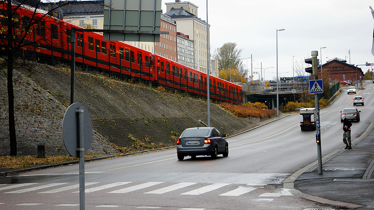 Metro syöksymässä metrotunneliin.