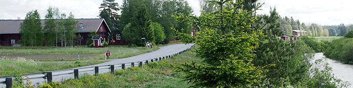 Punainen lato, tie ja joki.