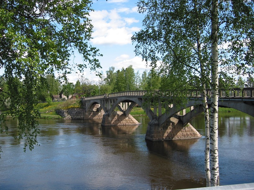 Tulkkilan silta kesämaisemassa.