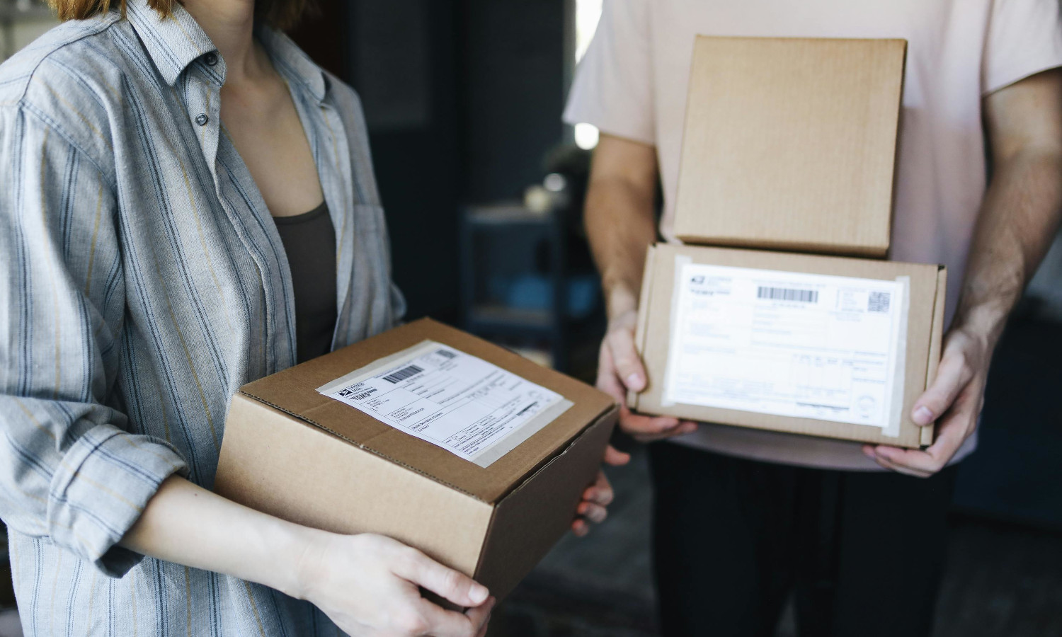 Kuvassa on paketteja ja ihmisiä.