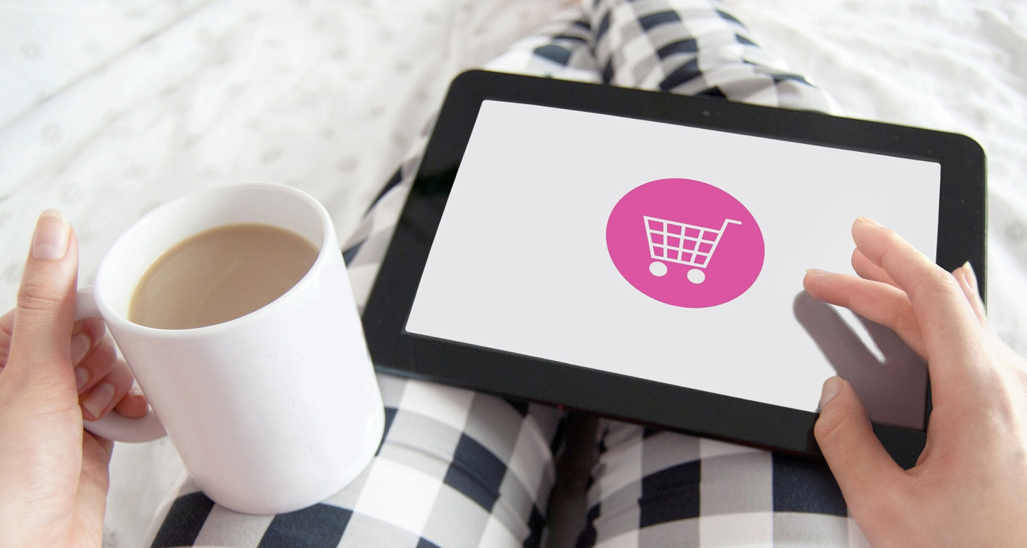 Kuvassa on nainen ja läppäri.