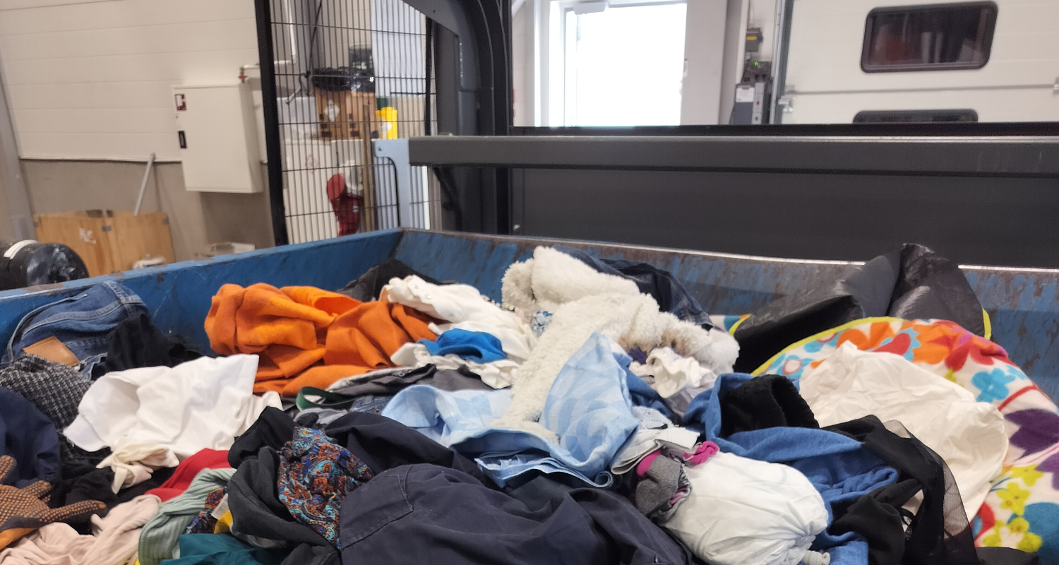 Kuvassa on vaatteita lajittelukeskuksessa.