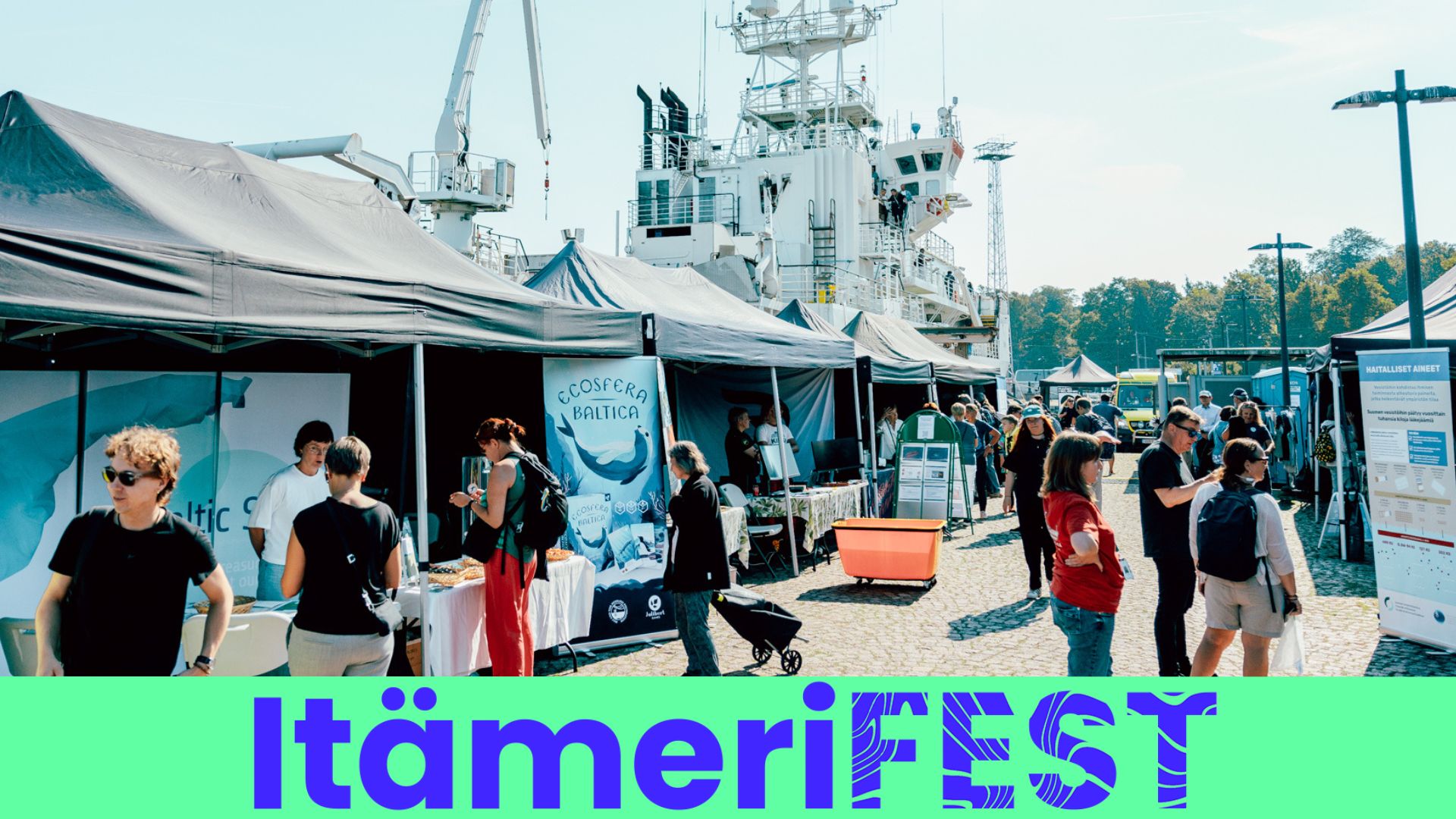 Kuva on ItämeriFEST-tapahtuman mainos, jonka alareunassa lukee ItämeriFEST. Kuvan yläosassa on telttoja ja ihmisiä.